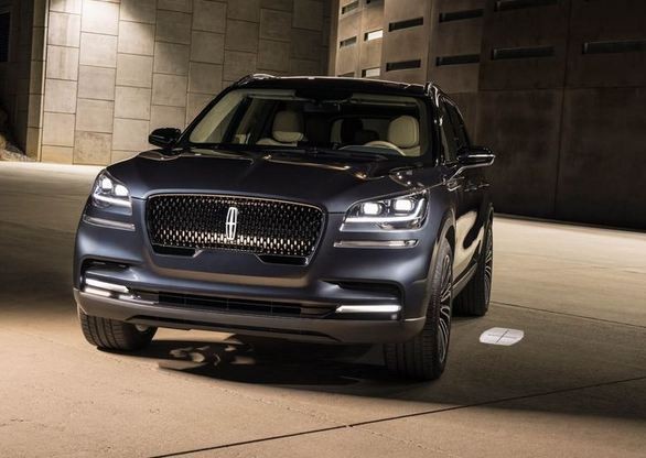 Sau một thời gian vắng bóng khá dài đến 15 năm, dòng xe  SUV hạng sang Lincoln Aviator chính thức được giới thiệu trở lại dưới hình thức phiên bản concept tại triển lãm ôtô NewYork 2018.