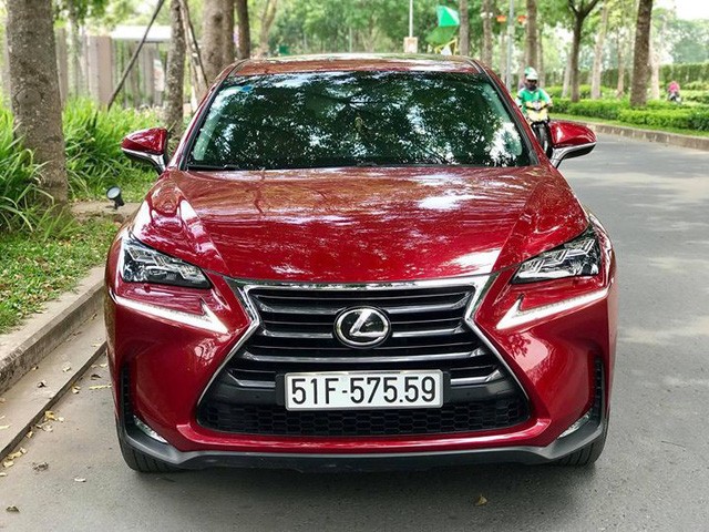 Chiếc  xe sang Lexus NX200t 2016 được bán chính hãng với giá 2,439 tỷ đồng tại Việt Nam ngay thời điểm ra mắt vào năm 2015. Sau hơn 2 năm lăn bánh, chiếc xe được rao bán lại với giá 2,32 tỷ.