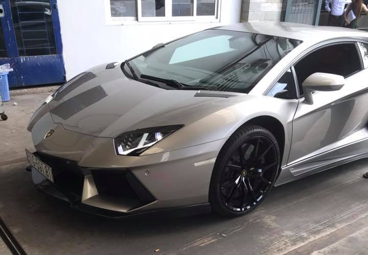  Siêu xe Lamborghini Aventador LP700-4 với gói độ body kit DMC độc nhất Việt Nam sau hơn 20 tháng đưa về nước thì gần đây được bắt gặp trên đường phố Sài Gòn. Nhiều đồn đoán cho rằng chủ tịch Trung Nguyên chính là chủ sở hữu của siêu xe này.