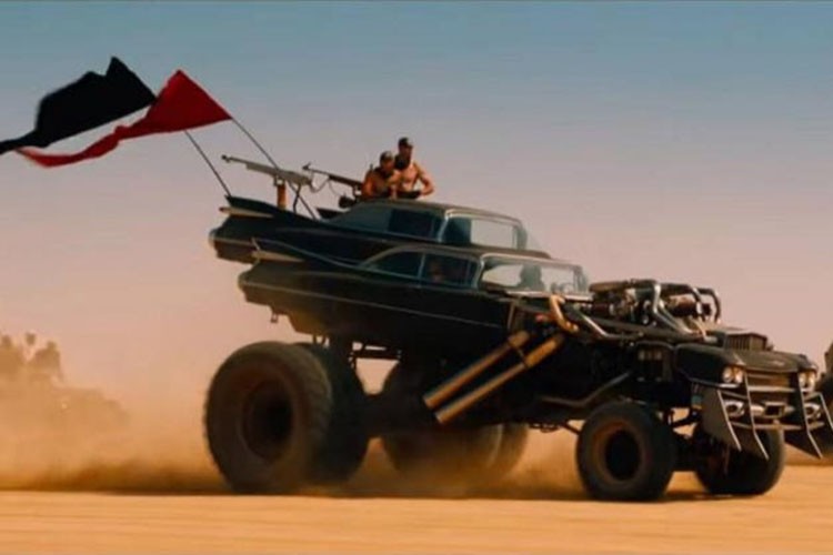 Gigahorse Cadillac trong phim “Mad Max: Fury Road”. Có rất nhiều những chiếc xe dã chiến cực dữ tợn, và nếu bạn là fan của hai bộ phim đầu tiên của “Mad Max”, bạn có thể dễ dàng sắm cho mình một chiếc  xe ôtô hàng độc Ford Falcon XB GT Interceptor. Tuy nhiên trong “Fury Road” đã nâng cuộc chơi lên một tầm cao mới với Gigahorse Cadillac.