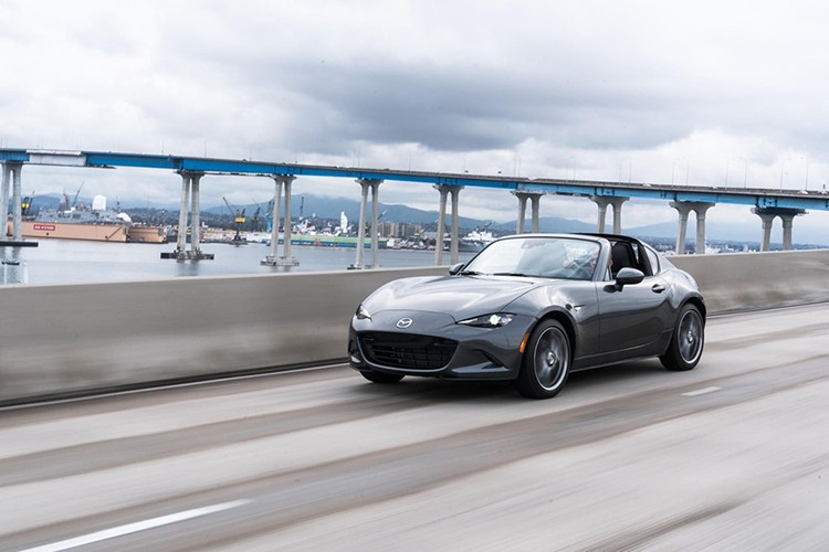  Mazda MX-5 bản 2019 thực tế không thay đổi nhiều. Nhà sản xuất có một số tinh chỉnh nhằm tăng trải nghiệm lái như vô lăng điều chỉnh, cơ cấu ghế trượt cải thiện cho phép người lái ngồi thấp hơn và thoải mái hơn. Thay đổi dễ nhận thấy nhất là thiết kế la-zăng 16 inch và 17 inch.