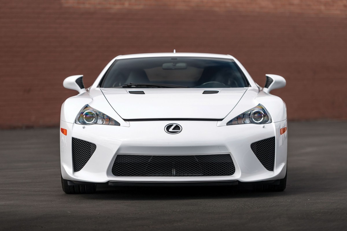 Mới đây, một chiếc  siêu xe Lexus LFA chạy lướt 120 dặm (193km) sắp được mang bán đấu giá để tìm chủ nhân mới. Theo dự đoán chiếc xe sẽ có giá khoảng 375.000 đến 450.000 USD.