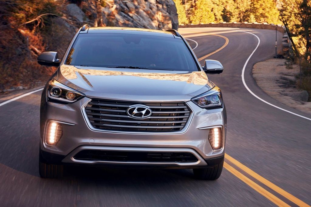 Hyundai mới đây đã công bố giá bán của mẫu xe  Hyundai Santa Fe 7 chỗ ngồi, nay có tên mới là Santa Fe XL 2019 tại thị trường Mỹ. Theo đó, dù là bản 7 chỗ nhưng giá bán khởi điểm vẫn chỉ ở mức 31.830 USD (khoảng 740 triệu) như mẫu Santa Fe 5 chỗ ra mắt trước đó.