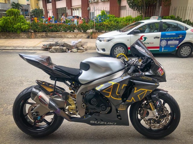 Chiếc  siêu môtô Suzuki GSX-R1000 trong bài viết này được người chơi độ lịa cả về ngoại hình và một vài chi tiết ở động cơ khiến nó khi hoàn thiện, và có sức thu hút rất mạnh mẽ từ ánh nhìn đầu tiên.