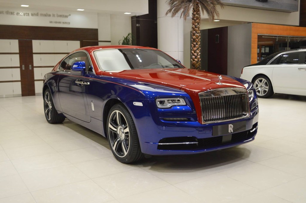 Mới đây, một đại gia tại Abu Dhabi đã đặt hàng riêng mẫu  siêu xe sang Rolls-Royce Wraith của mình với tông màu xanh dương và đỏ tươi độc nhất vô nhị.