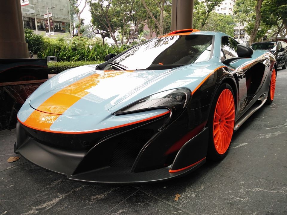  Siêu xe McLaren 675LT "hàng thửa" do chính Hoàng tử Malaysia, Tunku Idris Iskandar Ismail sở hữu vừa sang Singapore xem đua xe F1. Hình ảnh chiếc siêu xe này luôn là tâm điểm chú ý của mọi người tại trường đua ở đây.