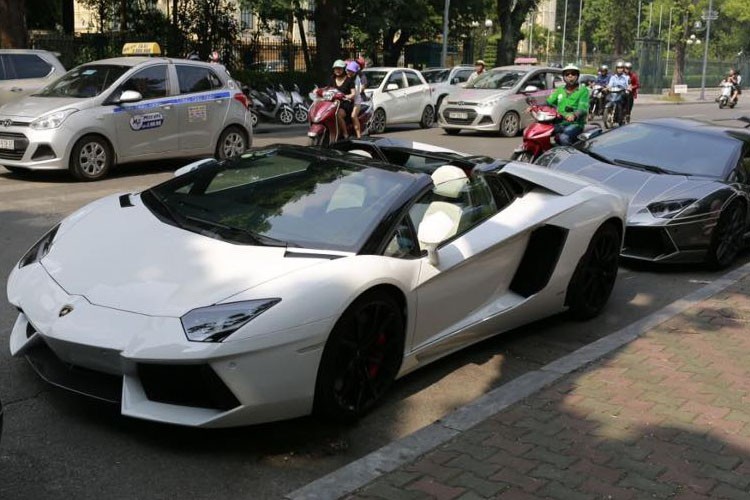 Mới đây, dân săn siêu xe ở Hà Nội lại có dịp chiêm ngưỡng bộ đôi  siêu xe Lamborghini Aventador LP700-4 Roadster khi chúng được chủ nhân đỗ trước khách sạn Sofitel Metropole tại Hà Nội. Đáng chú ý nhất khi hai siêu xe này đều được độ pô và ống xả mới theo phong cách mới.