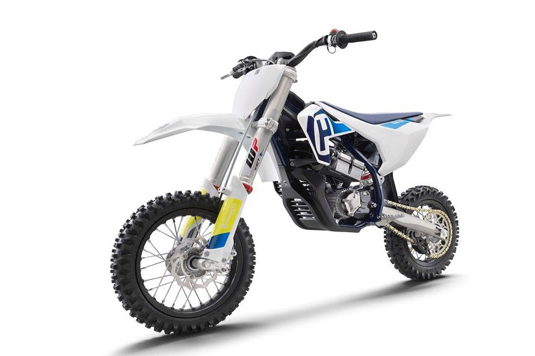 Mẫu xe cào cào Husqvarna EE 5 chạy điện đầu tiên của hãng Husqvarn thiết kế dành riêng cho trẻ em và vừa được ra mắt tại triển lãm mô tô EICMA 2018. Xe gây thu hút với thiết kế khá mạnh mẽ và cao cấp khoongkhacs gì xe dành cho người lớn.