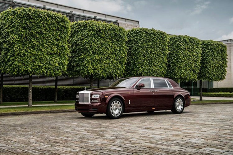 Đags chú ý nhất trong số những  xế hộp chục tỷ phải kể đến Rolls-Royce Phantom EWB Bespoke mang tên Hoà Bình và Vinh Quang (Peace &amp; Glory) về nước theo đơn đặt hàng của một vị đại gia có giá lên đến 83 tỷ đồng là một trong những chiếc xe đắt nhất Việt Nam.