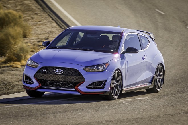 Mẫu hatchback thể thao  Hyundai Veloster N mới sẽ được bán ra thị trường vào tháng tới. So với đối thủ cạnh tranh trực tiếp Volkswagen Golf GTI, Hyundai Veloster N có giá bán cao hơn 475 USD.