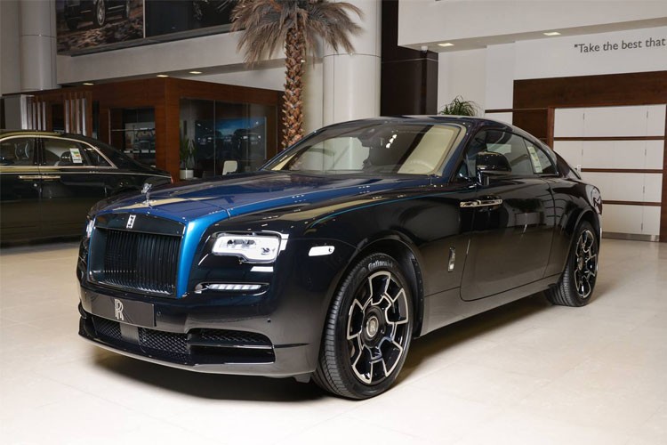  Siêu xe sang Rolls-Royce Black Badge Wraith Adamas mới cũng là phiên bản Wraith đầu tiên có màu sơn phối hai tone màu khác nhau. Theo đó xe sở hữu màu ngoại thất đen chủ đạo phối với tùy chọn màu xanh Morpheus hoặc màu cam Mandarin chạy dọc từ mui trước đến đuôi xe lạ mắt.