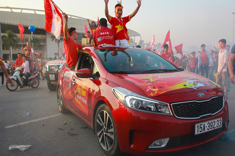 Để cổ vũ tinh thần cho đội tuyển Việt Nam ở trận chung kết AFF Cup 2018, nhiều chủ xe đầu tư dán tem rực rỡ cờ đỏ sao vàng cực ấn tượng.