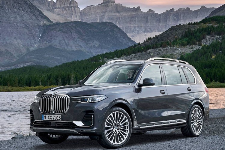 SUV cỡ lớn  BMW X7 2019 mới đã chính thức được mở bán với giá từ 73.900 USD (khoảng 1,7 tỷ) cho bản tiêu chuẩn xDrive40i và 92.600 USD (khoảng 2,2 tỷ) cho bản cao cấp xDrive50i.