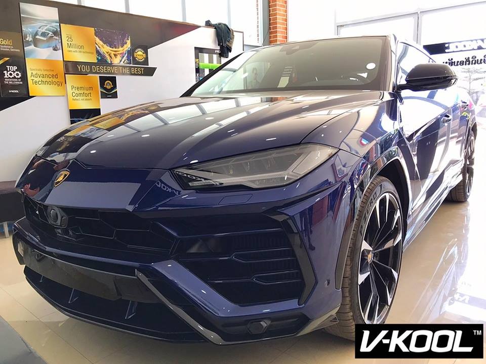 Chiếc  siêu SUV Lamborghini Urus đầu tiên xuất hiện tại Lào sở hữu màu xanh đậm lạ mắt.