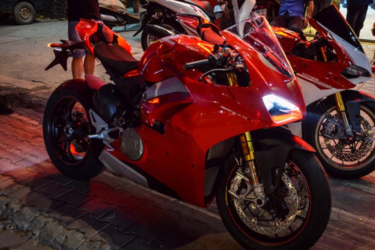  Xe môtô tốt nhất năm 2018 trong phân khúc siêu môtô là Ducati Panigale V4 S. Vừa ra mắt tại triển lãm EICMA 2017, Ducati Panigale V4 S cũng được đánh giá là siêu môtô nhanh nhất trên thị trường hiện nay.