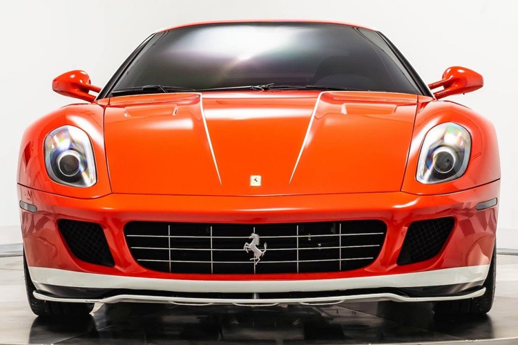  Siêu xe Ferrari 599 GTB HGTE 60F1 vào năm 2011 để kỷ niệm 60 năm chiến thắng đầu tiên của Ferrari tại giải đua xe Công thức 1. Đây cũng chính là phiên bản kết thúc vòng đời của siêu xe Ferrari 599 GTB. Được biết lần này có đến 2 trong tổng số 40 chiếc Ferrari 599 GTB HGTE 60F1 được sản xuất trên toàn thế giới đang được rao bán. Trong khi đó, chiếc còn lại vẫn chưa có giá bán cụ thể.