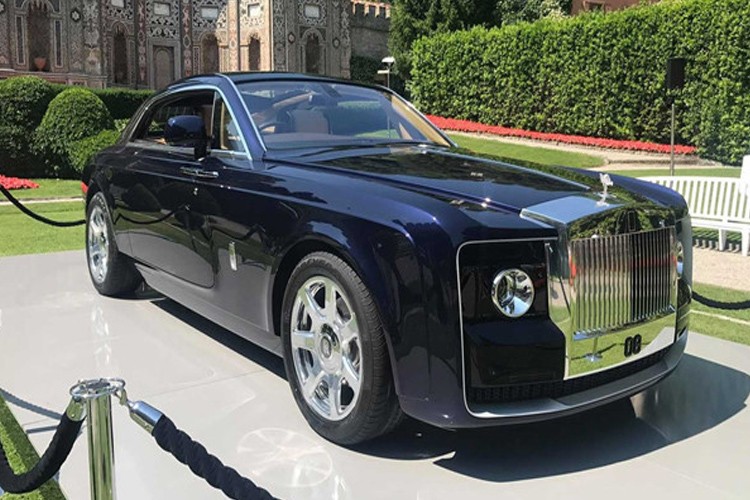 Rolls-Royce Sweptail là  chiếc xe đắt nhất mọi thời đại. Rolls-Royce Sweptail có giá 12,8 triệu USD và chỉ sản xuất duy nhất một bản trên toàn cầu dành cho vị tỷ phú giấu tên. Yêu cầu được đưa ra là chế tạo một chiếc Rolls-Royce hai cửa, hai chỗ ngồi độc quyền với mái kính tinh xảo và phù hợp với những đặc điểm riêng của nó.