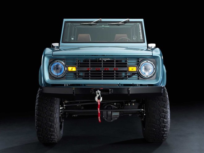  Xế cổ Ford Bronco 1966 đây là chiếc Bronco 4 cửa thuộc dạng siêu hiếm vì được sản xuất với số lượng hạn chế. Chính vì thế việc xưởng độ Maxlider Brothers Custom phục chế lại "siêu phẩm" này nhận được khá nhiều sự chú ý.