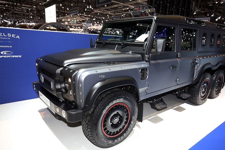 Một trong những  xế độ 6 bánh khủng nhất năm 2018 có xe địa hình 6 bánh độ từ Land Rover Defender: Dựa trên nền tảng của chiếc SUV offroad Land Rover Defender, hãng Chelsea Truck Company đã tạo ra mẫu xe địa hình với 6 bánh và dẫn động 3 cầu, có tên gọi Flying Huntsman 6×6 Civilian Carrier.