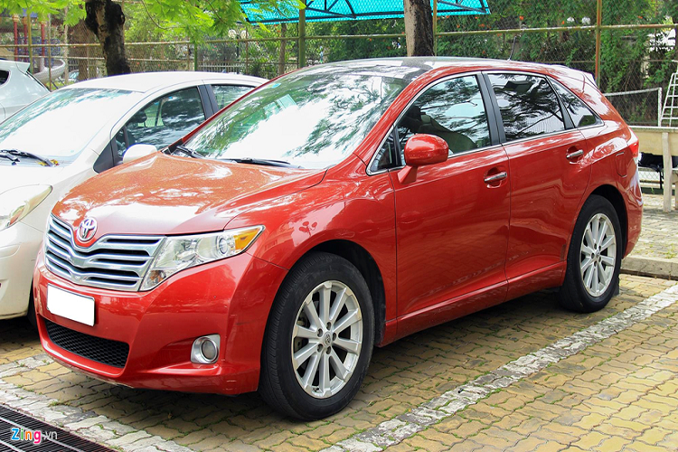 Mẫu  xe crossover Toyota Venza hấp dẫn một thời ở Việt Nam đang được một chủ xe ở Hà Nội rao bán với giá gần 800 triệu đồng. Màu sắc lạ mắt cùng nguồn gốc xe nhập khẩu từ Mỹ phần nào lý giải lý do giá bán khá cao. 