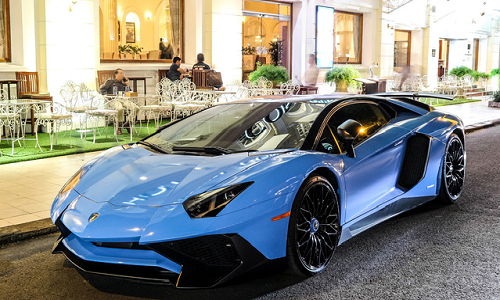 Hiện tại, chiếc  Siêu xe lamborghini Aventador SV Coupe độc nhất Việt Nam đang sở hữu “bộ cánh” màu xanh nhạt dưới dạng decal, giống với màu sơn Blu Cepheus của Lamborghini.