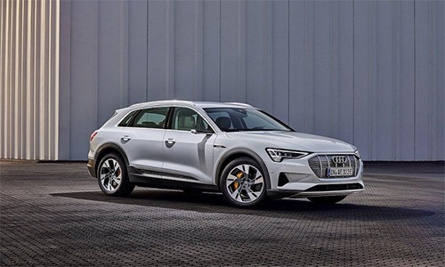 Được Lumma đặt tên CLR 8S, mẫu  xe SUV Audi Q8 trở nên hầm hố hơn với những chi tiết được nâng cấp cùng bộ mâm đa chấu mới.