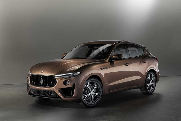  Maserati Quattroporte và Levante Limited Edition mới sẽ được cung cấp nội thất PELLETESSUTA tông nâu ấm cúng, PELLETESSUTA thực tế là sự kết hợp giữa các dải da Nappa mỏng được dệt với nhau thay vì chỉ đơn thuần là một tấm da lớn.