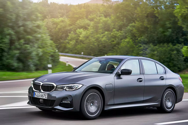 Phiên bản hybrid plug-in 330e của  BMW 3 Series thế hệ mới (G20) lần đầu tiên ra mắt vào tháng 11 năm ngoái và cuối cùng đã được bán ra tại châu Âu. BMW 330e thể thao và hiệu quả hơn so với ‘’người tiền nhiệm’’ F30 nhờ công nghệ BMW eDrive tiên tiến, phạm vi chạy hoàn toàn bằng điện tăng so 50% đạt 60 km và lượng khí thải giảm hơn 10%.