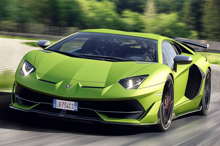 Lamborghini Aventador - Thời gian: 10,4 giây, tốc độ cán đích 227 km/h. Được biết đến với thiết kế ấn tượng cùng động cơ V12 mạnh mẽ,  Siêu xe Lamborghini Aventador được coi là một trong những mẫu "siêu bò" mang tính biểu tượng nhất thập niên này. Với sức mạnh từ 690 mã lực, đi cùng hộp số tự động ISR 7 cấp, chiếc siêu xe này có thể hoàn thành 1/4 dặm trong 10,4 giây. Với một số biến thể hiệu suất cao như SVJ hay SV, thời gian và tốc độ này có thể sẽ còn tốt hơn nữa.