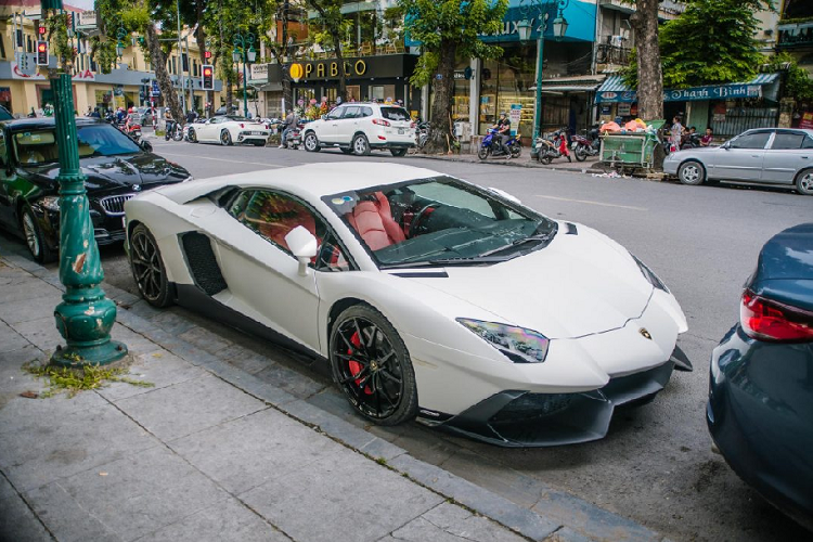 Ra mắt vào năm 2011, mẫu  siêu xe Lamborghini Aventador là một tượng đài vững chắc trong giới siêu xe. Với công suất lên tới 700 mã lực cho phiên bản tiêu chuẩn, Aventador trở thành mơ ước của hàng triệu người mê xe. Lamborghini Aventador sở hữu thiết kế góc cạnh cùng cửa cắt kéo khiến chiếc xe trở nên hầm hố.