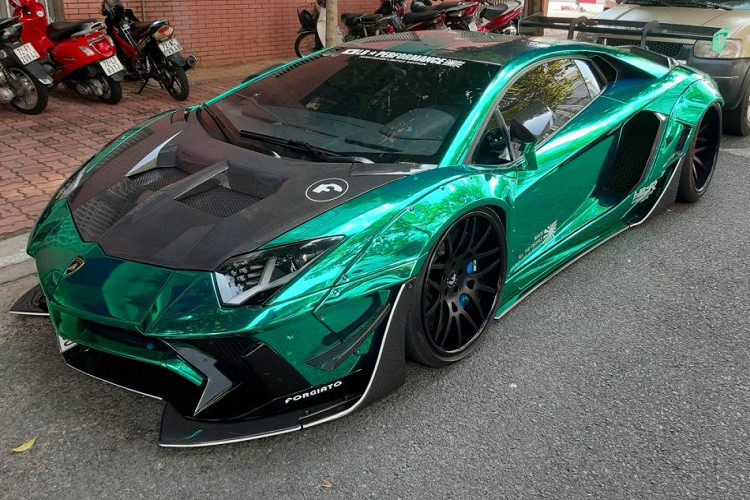 Việc sở hữu gói độ độc đáo khiến chiếc  Lamborghini Aventador Liberty Walk cũng trở nên thật độc đáo mỗi khi xuống phố. Sau khi được thay áo với màu xám mờ, màu nhũ và cả quay về với màu sơn xanh dương (Blu Lemans), chiếc Lamborghini Aventador độ Liberty Walk độc nhất Việt Nam mới đây đã thay áo mới với màu sắc vô cùng độc đáo.