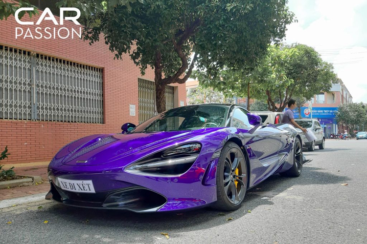 Màu sơn có lẽ là thứ khiến chiếc  siêu xe Mclaren 720S này này khác biệt với những chiếc Mclaren còn lại. Không phải là những màu sơn quen thuộc của những chiếc siêu xe như đỏ, cam hay trắng, chiếc Mclaren 720S này mang trên mình màu sơn tím (Lantana Purple) vô cùng đẹp mắt.