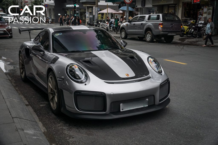  Porsche 911 GT2 RS mới là phiên bản cao nhất của dòng xe 911 huyền thoại và cũng là chiếc Porsche nhanh nhất hiện đang được sản xuất. Tại Việt Nam, hiện chỉ có ba chiếc 911 GT2 RS và chỉ một trong số đó được trang bị gói nâng cấp Weissach.