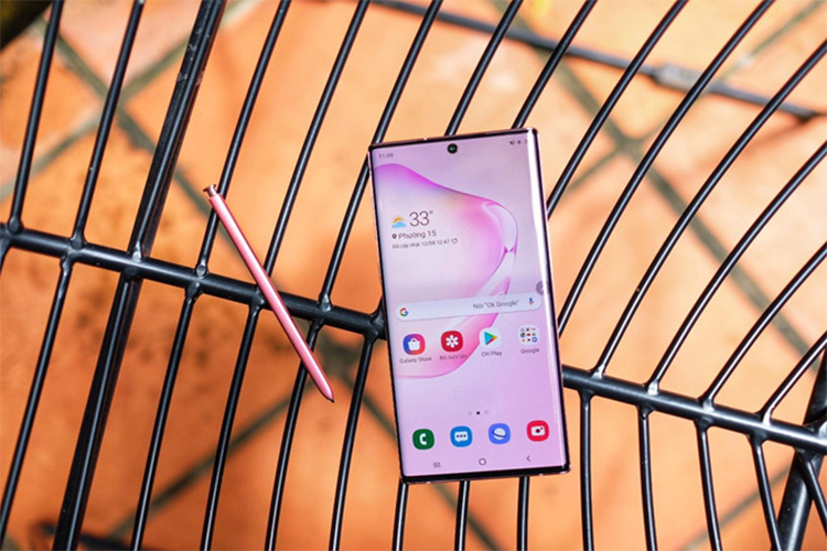 Bộ đôi  Galaxy Note10 và Note10+ có thiết kế bắt mắt hơn với màn hình tràn viền, camera infinity-O, cấu hình mạnh nhất hiện nay và camera được cải tiến. Tính năng Live Focus khi quay video từ Galaxy A80 được mang lên Note10 Series, và bản Note10+ có khả năng chống rung tốt hơn rất nhiều khi quay video. Ứng dụng ghi chú cũng được cải tiến để chuyển chữ viết tay sang văn bản và xuất thành các file PDF, Word... Dex được tin giản hơn, hoạt động trực tiếp với máy tính Mac lẫn Windows thông qua kết nối USB-C.