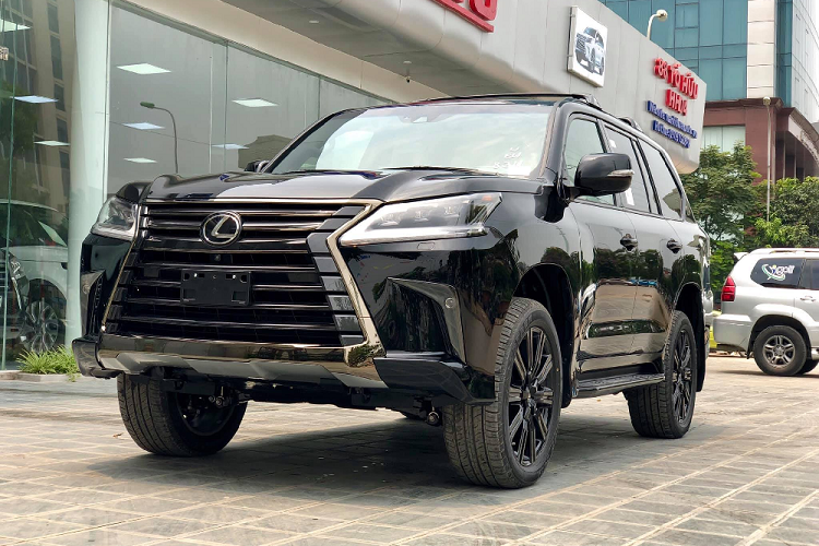  SUV hạng sang Lexus LX 570 là dòng xe đại diện cho sự “quyền lực” đối với nhiều khách hàng tại Việt Nam. Việc một chiếc LX 570 phiên bản đặc biệt Inspiration vừa mới ra mắt ở Mỹ trong năm nay bất ngờ về Việt Nam đã cho thấy sức hút của mẫu xe này đối với khách hàng trong nước. Lexus LX Inspiration Series 2019 sẽ chỉ được sản xuất giới hạn 500 chiếc và có giá khởi điểm từ 100.420 USD (Khoảng 2,34 tỷ đồng tại Mỹ).