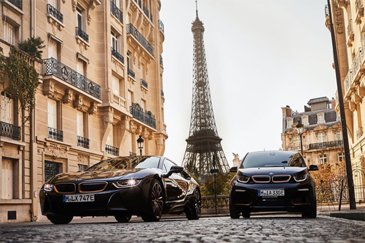 Bộ đôi  BMW i3s và i8 đặc biệt vừa chính thức ra mắt. Cụ thể, với i3s Edition RoadStyle, chỉ 1.000 chiếc được sản xuất. Xe mang màu sơn ngoại thất Fluid Black, kết hợp các chi tiết trang trí E-Copper cho kiểu dáng nổi bật so với i3 bản thường.