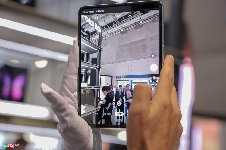  Galaxy Fold của Samsung sẽ “ra mắt” thêm một lần tại IFA 2019. Ở triển lãm công nghệ này, hãng đem tới chiếc Fold đã được sửa lỗi màn hình, sẵn sàng đến tay người dùng trong thời gian ngắn. Đây cũng là lần đầu tiên số đông người dùng được trực tiếp trải nghiệm chiếc Fold.