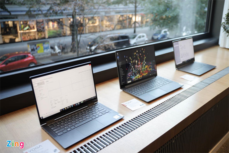 Yoga là dòng sản phẩm  máy tính cao cấp của Lenovo. Năm nay, hãng định hướng dòng máy này với các công nghệ “thông minh hơn”, trong số đó có nhiều công nghệ học từ smartphone. 