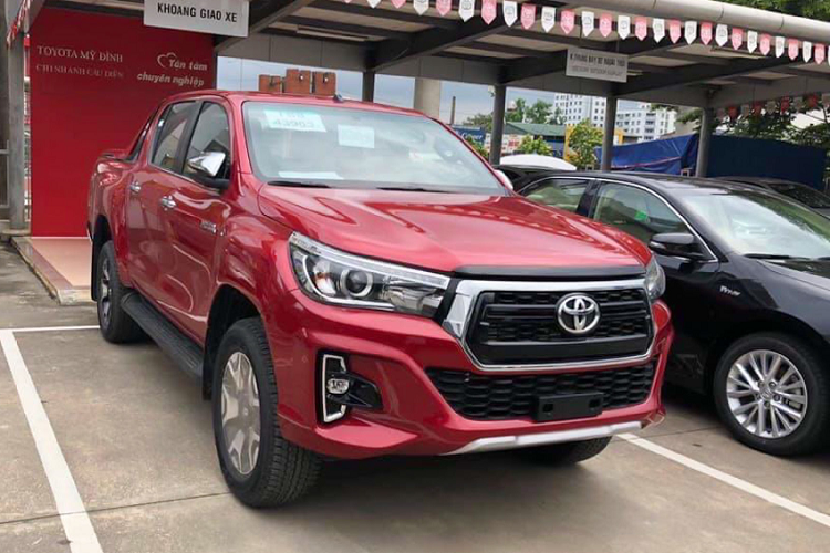 Đặc biệt,  Toyota Hilux có thêm phiên bản giá rẻ mới 2.4 4x2 MT có giá bán chỉ 622 triệu đồng, rẻ hơn phiên bản 1 cầu số tự động 2.4 4x2 AT 40 triệu đồng. 