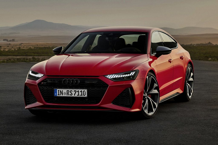 Sản phẩm mới nhất là mẫu  Audi RS7 Sportback mới được hoàn thiện với lưới tản nhiệt hình tổ ong cỡ lớn được đặt trên cản trước, vòm bánh trước và sau lớn hơn, rộng ra cùng bộ mâm hợp kim cỡ lớn. Cản sau với thiết kế góc cạnh được trang bị hệ thống xả với ống pô hình bầu dục lớn.