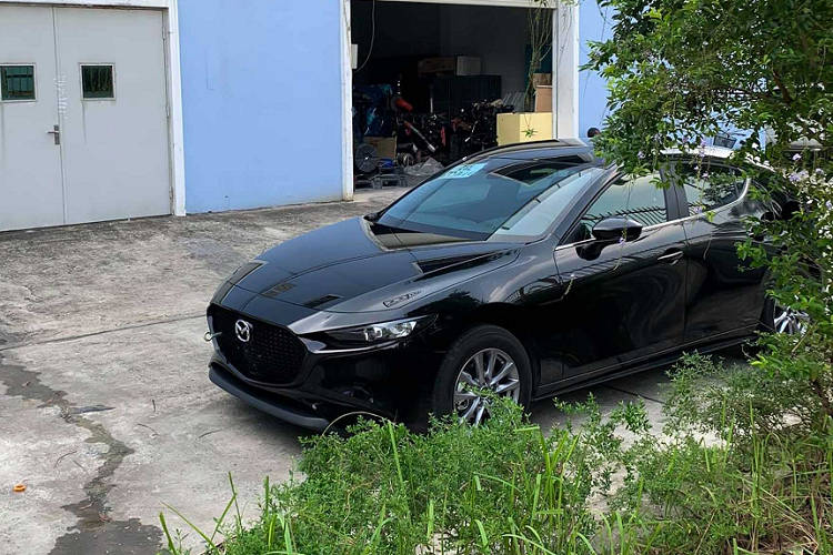 Chiếc  xe Mazda3 2019 hatchback thế hệ mới được một thành viên trong hội Mazda3 Việt Nam ghi hình. Đây là lần thứ 2 Mazda3 hatchback bị bắt gặp sau chiếc màu trắng đeo biển tạm T92 trước đó.