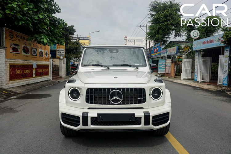 Tại thị trường Việt Nam, những chiếc  Mercedes-Benz G63 2019 mới thường được trang bị lớp sơn tối màu ở phần ngoại thất nhằm phô ra những đường nét thiết kế hầm hố, chỉ có 3 chiếc mang màu trắng xuất hiện trên đường phố cả nước. Trong đó, một chiếc đang định cư tại Hà Nội, một chiếc ở Sài Gòn thuộc sở hữu của doanh nhân Phạm Trần Nhật Minh và chiếc còn lại vừa chính thức “làm dâu” tỉnh Bình Dương.