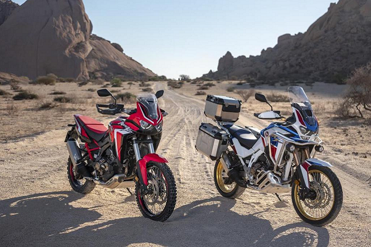 Đúng như đã hé lộ cách đây 1 tuần, Honda đã công bố thế hệ mới của mẫu môtô adventure Africa Twin - chỉ sau khi dòng xe này chính thức trở lại dòng sản phẩm của hãng 4 năm về trước.  Honda Africa Twin CRF1100L 2020 đã được thiết kế và cải tiến lại hoàn toàn so với đời cũ về mọi mặt" từ động cơ, khung xe, các hệ thống điện tử... Xe sẽ được bán với 2 phiên bản là bản thường và Adventure Sports.