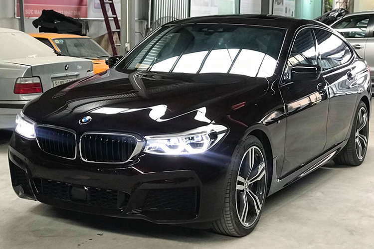 Có thể khẳng định đây là chiếc  xe BMW 640i Gran Turismo đầu tiên có mặt tại Việt Nam. Phiên bản 640i này được trang bị gói nâng cấp ngoại thất M Sport thể thao. Về động cơ, 640i sử dụng động cơ 6 xy-lanh thẳng hàng (I6) dung tích 3.0L tăng áp công nghệ TwinPower Turbo cho công suất tối đa 335 mã lực tại 5.500 v/p và mô-men xoắn cực đại đạt 450 Nm tại 1.380 – 5.200 v/p.