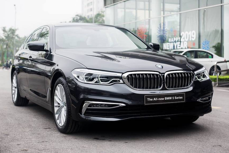 Được nhập khẩu từ châu Âu và phân phối chính hãng từ Thaco kể từ đầu năm, mẫu  xe sang BMW 5 Series thế hệ mới với tên mã G30 có 2 phiên bản tại Việt Nam là 520i và 530i.