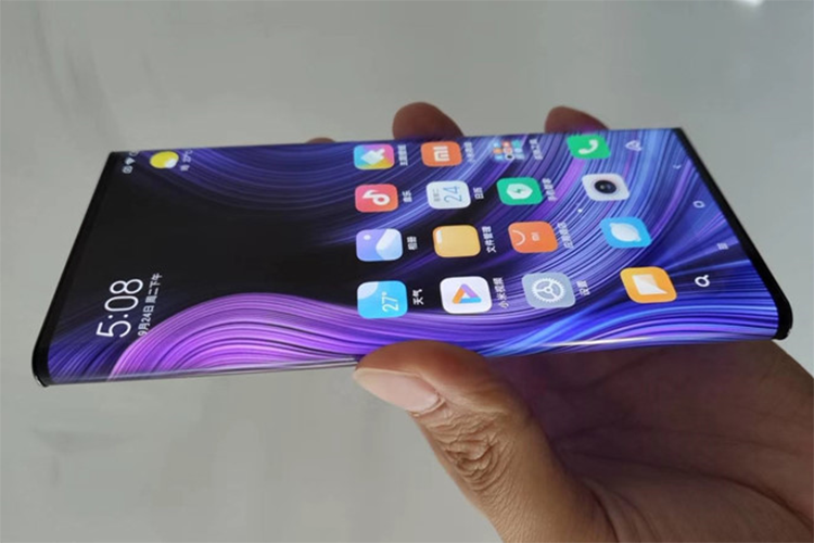 Xiaomi Mi Mix Alpha (2.800 USD) - Đây là mẫu  smartphone đầu tiên trên thế giới được trang bị công nghệ màn hình Surround Screen. Phần màn hình được làm bo cong, tràn ra cả mặt lưng, chiếm 180,6% diện tích thân máy. Mi Mix Alpha cũng là chiếc smartphone đầu tiên trên thế giới được trang bị cảm biến camera 108 MP. Xiaomi cho biết chiếc máy sẽ được bán giới hạn vào cuối tháng 12. 