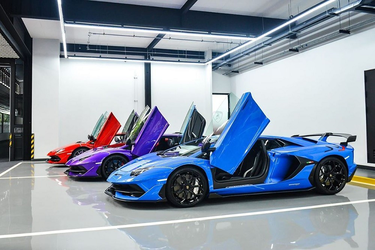  Siêu phẩm Lamborghini Aventador SVJ chỉ có 963 chiếc trên toàn thế giới nhưng đã có đến ba chiếc xuất hiện tại thị trường Thái Lan. Điều này cho thấy giới nhà giàu ở đây rất mê mệt với phiên bản hàng hiếm của thương hiệu siêu xe đến từ Ý. Một điểm thú vị là cả ba chiếc xe về Thái Lan đều có màu sơn rất nổi bật và khác biệt hoàn toàn so với chiếc Lamborghini Aventador SVJ đầu tiên đến Thái Lan.