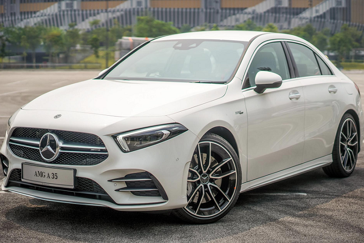  Mercedes-AMG A35 4Matic Sedan mới sở hữu khối động cơ xăng 4 xy-lanh thẳng hàng (I4) dung tích 2.0L tăng áp cổng nạp kép (M260) cho công suất ấn tượng 306 mã lực tại vòng tua máy 5.800 vòng / phút và mô-men xoắn cực đại 400 Nm có được từ 3.000 đến 4.000 vòng/phút.