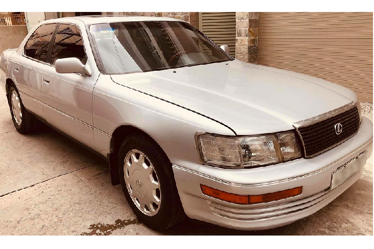 Theo lời người bán, mẫu  xe sang Lexus LS400 đời 1992 sau 10 năm nằm kho đã được "dọn dẹp" nhẹ để bán lại (giá 168 triệu đồng). Tuy nhiên máy móc và hộp số vẫn còn nguyên zin. Theo cảm quan bên ngoài thì đồng sơn vẫn còn cực kỳ "bén".