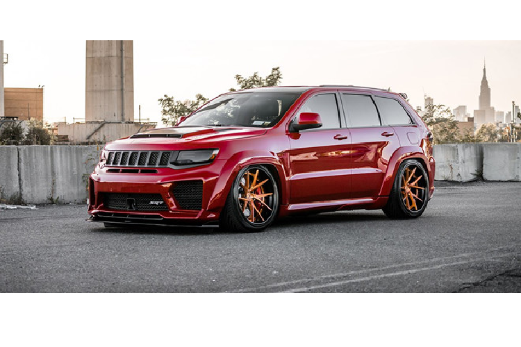 Mẫu  SUV Grand Cherokee SRT8 2012 là chiếc xe nhanh nhất mà Jeep từng sản xuất trong lịch sử. Xe trang bị động cơ HEMI V8 6.4L, cho công suất 465 mã lực và mô-men xoắn 630 Nm.